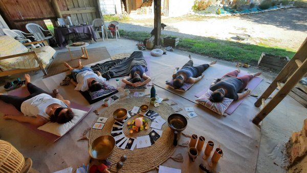 images de personnes allongées lors d'une méditation guidée